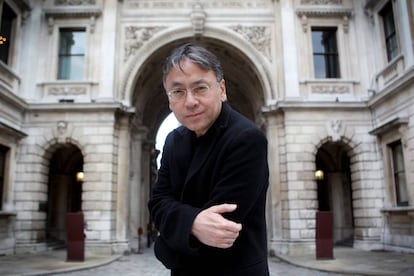 L'escriptor Kazuo Ishiguro, al pati de la Royal Academy of Arts, a Londres.