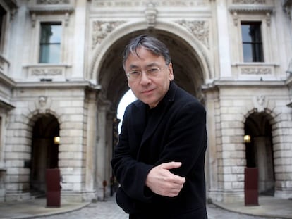 L'escriptor Kazuo Ishiguro, al pati de la Royal Academy of Arts, a Londres.