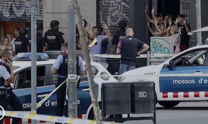 Despliegue policial en el lugar del atentado ocurrido el pasado agosto en las Ramblas de Barcelona. 