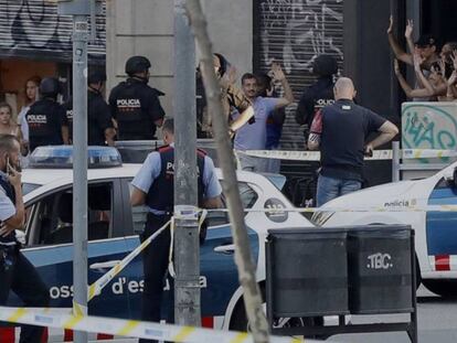 Despliegue policial en el lugar del atentado ocurrido el pasado agosto en las Ramblas de Barcelona. 