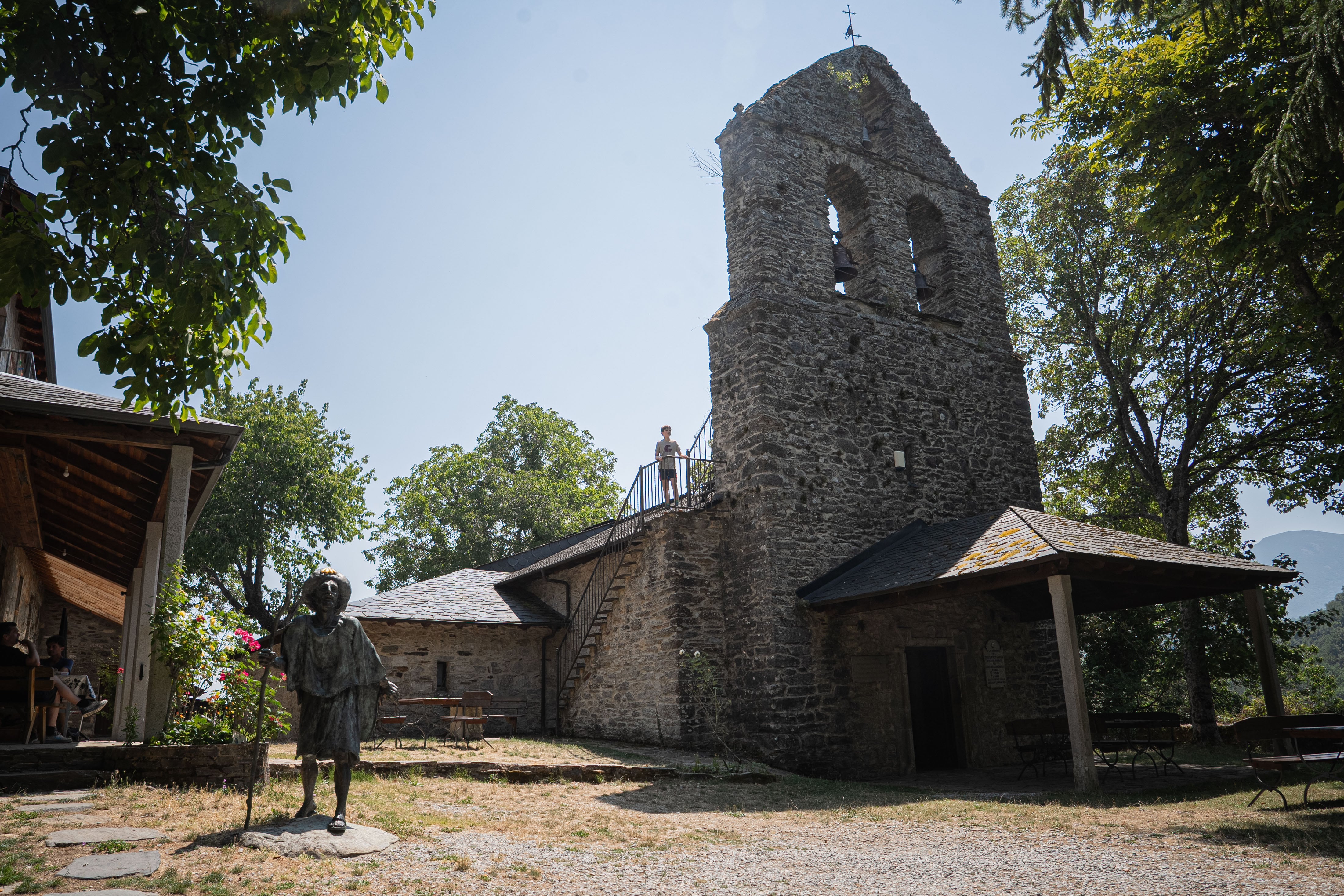 Valentin Braun, de 12 años de edad, sube al campanario de la Iglesia de San Andrés, en La Faba (León), desde donde habrá visibilidad directa del eclipse total del 12 de agosto.