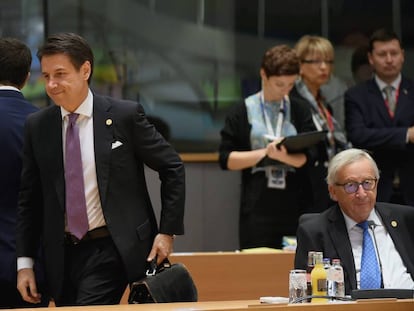 Desde la izquierda, en primer término, el primer ministro italiano, Giovani Conte, y el presidente de la Comisión Europea, Jean-Claude Juncker.