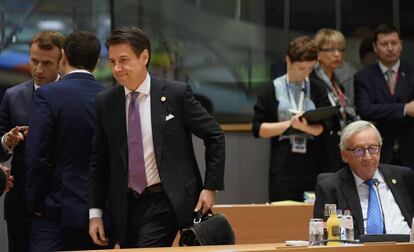 Desde la izquierda, en primer término, el primer ministro italiano, Giovani Conte, y el presidente de la Comisión Europea, Jean-Claude Juncker.