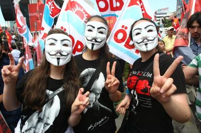 Tres mujeres hacen el signo de la victoria en Ankara este miércoles.