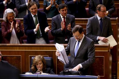 Mariano Rajoy, presidente del Gobierno, recoge sus papeles tras terminar la ronda de intervenciones en la segunda jornada del debate del estado de la nación.