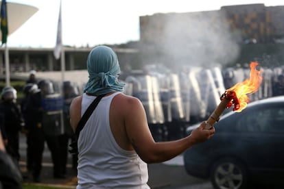 Manifestante durante ato contra a PEC do Teto em Brasília.