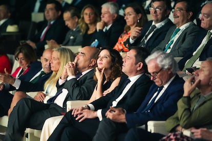 La consejera de Hacienda, Rocío Albert, y la presidenta de la Comunidad de Madrid, Isabel Díaz Ayuso, el miércoles durante un acto de la patronal CEPYME.