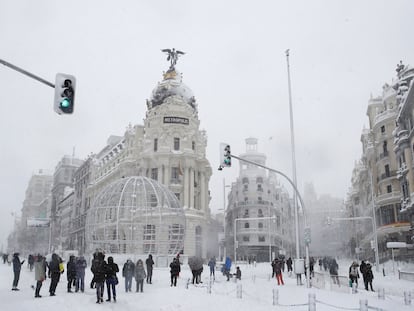 Varias personas caminan por la Gran Vía y por la calle Alcalá de Madrid, el pasado sábado.