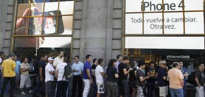 La fila esta mañana afuera del edificio de Telefónica, en Gran Vía, para comprar el nuevo móvil de Apple.