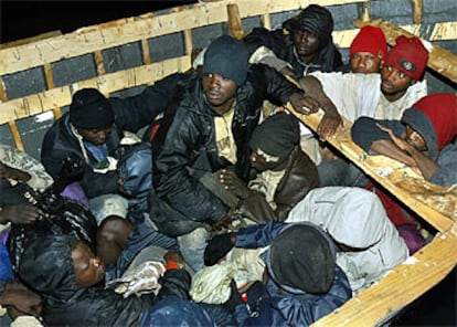 Un grupo de inmigrantes interceptados a bordo de una patera en aguas de Fuerteventura el pasado mes de enero.