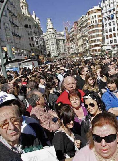 Asistentes a la <i>mascletà</i> de ayer en la plaza del Ayuntamiento de Valencia.