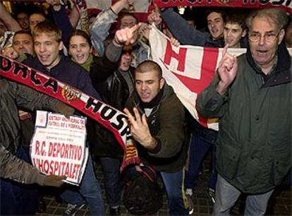 Seguidores del Hospitalet protestan por la negativa del Deportivo a jugar en su campo, a la llegada de equipo gallego al hotel Calderón.