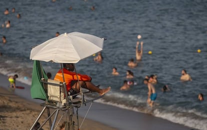 Un socorrista vigila a la platja de la Barceloneta, aquest dijous.