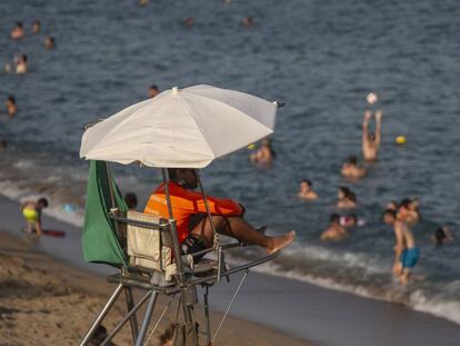 Un socorrista vigila a la platja de la Barceloneta, aquest dijous.