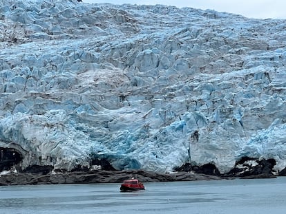 Un barco navega junto al glaciar Nordenskiöldbreen.