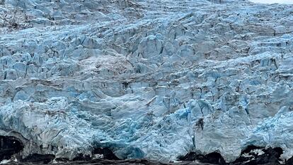 Un barco navega junto al glaciar Nordenskiöldbreen.