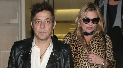 Kate Moss y Jamie Hince en la semana de la moda de París.