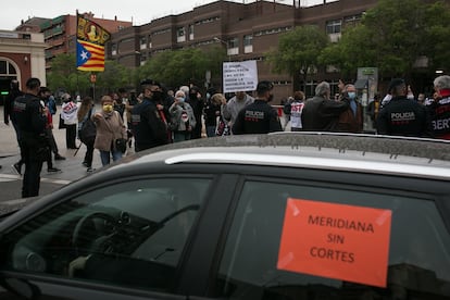 Un vehículo de Meridiana sin cortes pasa delante de la concentración independentista