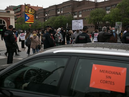 Un vehículo de Meridiana sin cortes pasa delante de la concentración independentista