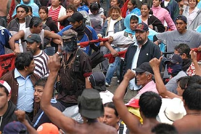 El líder del Ejercito Zapatista de Liberación Nacional camina enmascarado por Paseo de la Reforma de México DF durante la protesta.