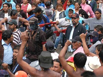 El líder del Ejercito Zapatista de Liberación Nacional camina enmascarado por Paseo de la Reforma de México DF durante la protesta.