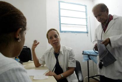 Una doctora cubana atiende a un paciente en Caracas.