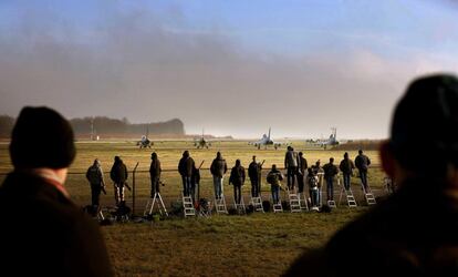 Varios fotógrafos se preparan para tomar imágenes del ejercicio internacional 'Frisian Flag 2017', en el que participan los ejércitos del aire de los países de Alemania, Bélgica, Portugal, Reino Unido, Francia y Estados Unidos, en la base aérea de Leeuwarden (Holanda).