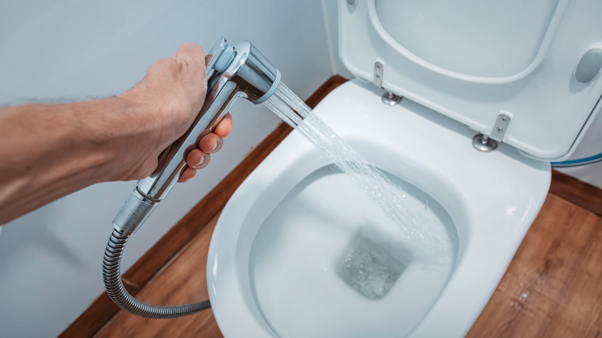Así es el grifo para el inodoro top ventas que sustituye al bidé y es fácil de instalar.