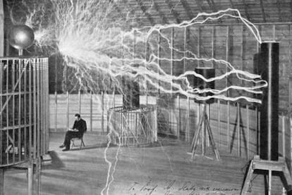 Ilustración de Nikola Tesla (Smiljan, actual Croacia, 1856-Nueva York, 1943) en su laboratorio de Colorado Springs.