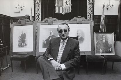 Carlos Fabra posó en 1996 con los retratos de sus antepasados.