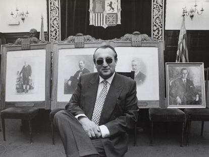 Carlos Fabra posó en 1996 con los retratos de sus antepasados.