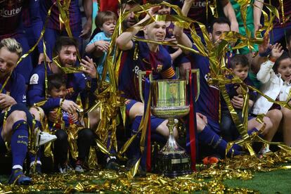 Los jugadores celebran con sus hijos la Copa del Rey.