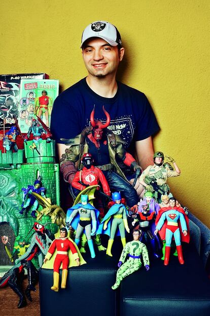 <p><em>Ezequiel peris. 35 años. Objeto de deseo: muñecos de acción. </p></em><p>Ezequiel trabaja en la tienda de cómics Continuará, y su primera pasión por el coleccionismo fue precisamente el tebeo. Con el tiempo, su interés ha ido derivando hacia las figuras, especialmente las de algunos clásicos del juguete de los años ochenta, como los G. I. Joe o los Masters del Universo. “A medida que vas investigando descubres más y más cosas que quieres. En los últimos años, y gracias a Internet, han empezado a aparecer a la venta cosas maravillosas, pero es que, además, las mismas marcas han relanzado algunos productos, gracias a la gran demanda que hay, lo que complica tremendamente la existencia, hasta el punto de que hay meses en que piensas: ‘¿Voy al dentista o me compro ese portaaviones de G. I. Joe que mide metro y medio?”, comenta Ezequiel, quien aún anda recuperándose de la última mudanza. “El espacio es un problema, sin duda, pero soy sistemático; ordeno y limpio con regularidad”. ¿Su tesoro? “Se llama Dark Winter Knight y es una bola de nieve de Batman. Me costó un huevo encontrarla”.</p>