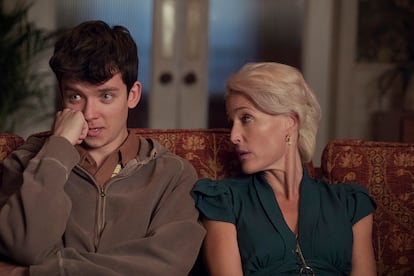 Una escena de la serie 'Sex Education' de Netflix, donde Gillian Anderson y Asa Butterfield hacen de madre e hijo