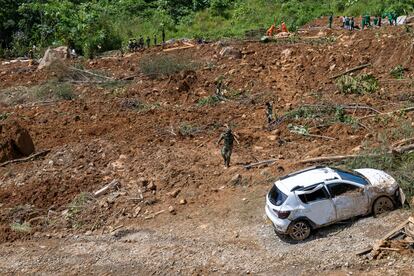 Un soldado busca a personas atrapadas en el derrumbe en la vía entre Medellín y Quibdó, en Colombia, el 12 de enero de 2024.