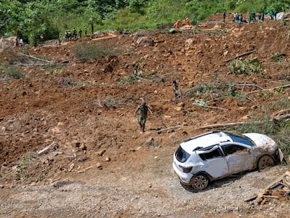 Un soldado busca a personas atrapadas en el derrumbe en la vía entre Medellín y Quibdó, en Colombia, el 12 de enero de 2024.