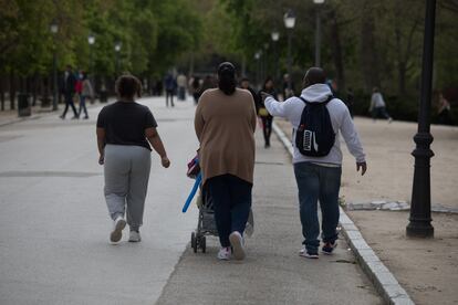 Varias personas caminan por El Retiro de Madrid.