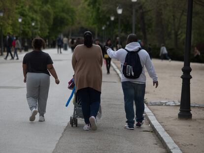 Varias personas caminan por El Retiro de Madrid.