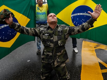 Un seguidor de Bolsonaro en Rio de Janeiro durante una protesta contra su derrota electoral, en noviembre de 2023.