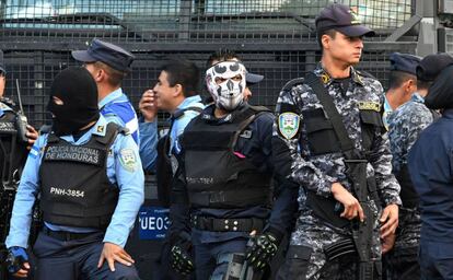 Policías hondureños en rebelión.