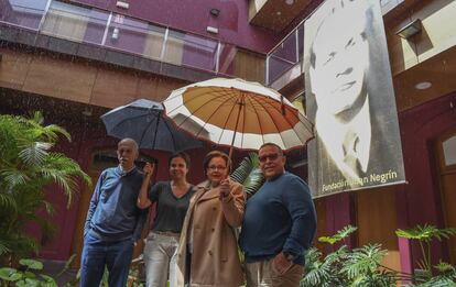 Bajo la lluvia, voluntarios honran la memoria de Negrín. Desde la izquierda, Francisco, Ángeles, Mili y Juan Miguel.