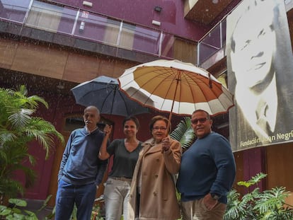 Bajo la lluvia, voluntarios honran la memoria de Negrín. Desde la izquierda, Francisco, Ángeles, Mili y Juan Miguel.