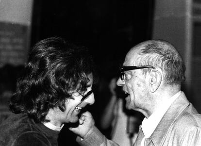 El&iacute;as Querejeta con el director de cine Luis Bu&ntilde;uel (fotograf&iacute;a sin fecha).