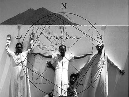 Una imagen de la instalación fotográfica 'Memory of memories' (2000), del artista Anas al Shaikh (Bahrein, 1968). En la imagen aparecen varios artistas de Emiratos Árabes.