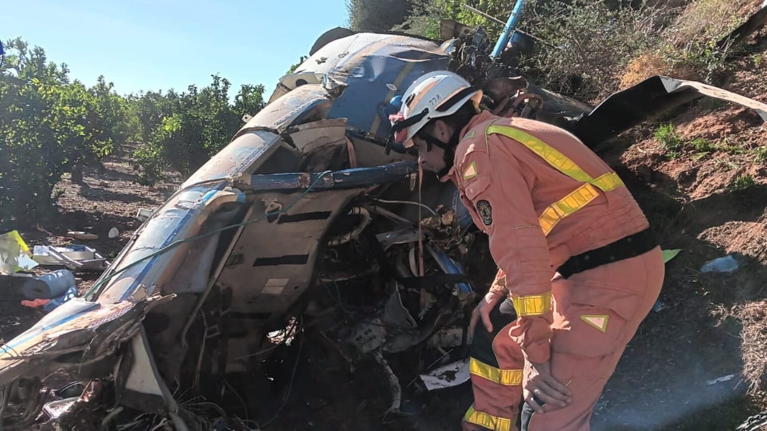 Mueren tres personas al estrellarse su helicóptero contra una línea de alta tensión en Valencia