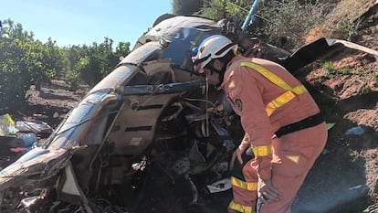 Restos del helicóptero siniestrado en las cercanías del monte Picayo en la provincia de Valencia, este domingo.