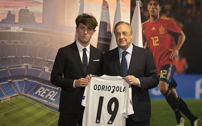 Odriozola, con Florentino Pérez durante la presentación.