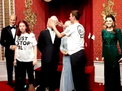 Imagen de vídeo en la que dos activistas de Just Stop Oil estampan el 24 de octubre dos tartas en el rostro de la figura de cera del rey Carlos III en el museo londinense de Madame Tussauds.