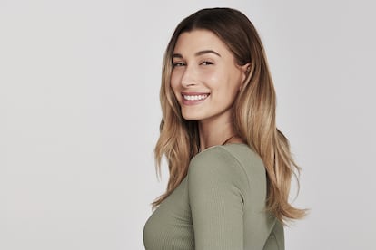 La modelo Hailey Bieber en la campaña como embajadora de Bare Minerals.