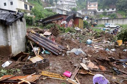 Una casa severamente dañada en el municipio de Huauchinango, en el central Estado mexicano de Puebla, por un deslave a consecuencia de la tormenta tropical Earl, este domingo 7 de agosto. El Gobierno estatal ha reportado 28 muertos hasta el momento.